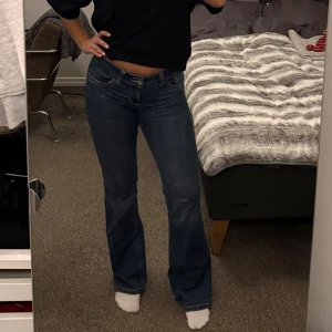 Jeans ifrån Nelly - Säljer mina snygga jeans som är köpta ifrån Nelly🩷Jeansen är i modellen ”Low waist bootcut stitch jeans”. Jeansen är ganska använda men fortfarnde bra skick förutom att det är lite slitage på nederdelen av jeansen (sista bilden)😊Köpta nya för 700 kr