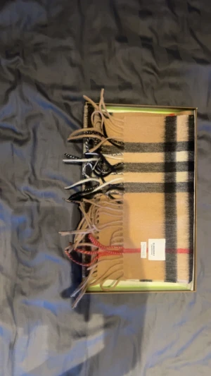 Burberry halsduk  - Halsduk från burberry i 100% Kashmir 