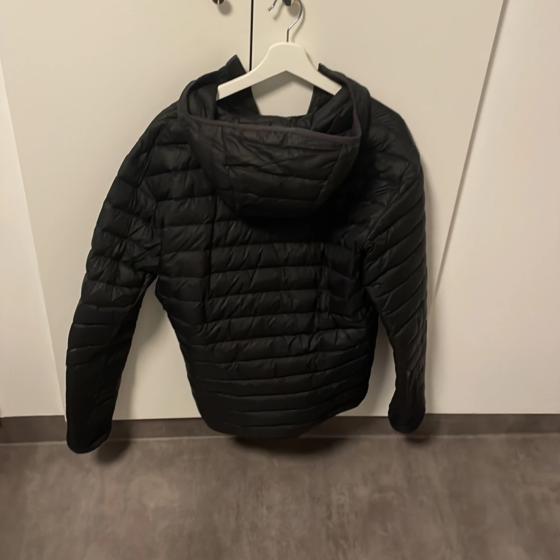 Svart dunjacka Peak Performance L - 1