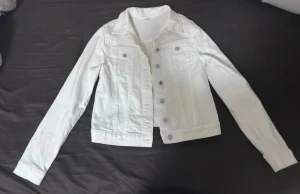 Vit jeansjacka med silverknappar - Vit jeansjacka med klassisk krage och silverfärgade knappar framtill