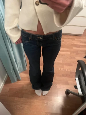 Mörkblå bootcut jeans låg midja - Snygga mörkblå jeans med bootcut och låg midja! Jeansen är från hm i storlek 36💗 Knappast använda🥰