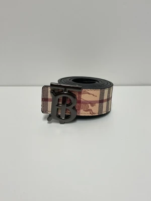 Burberry Bälte - Säljer ett helt nytt bälte, aldrig använd. Storlek 110. Snabb frakt fraktas inom 24h efter köp. Kan härmas i Haninge, skriv gärna vid fler frågor.