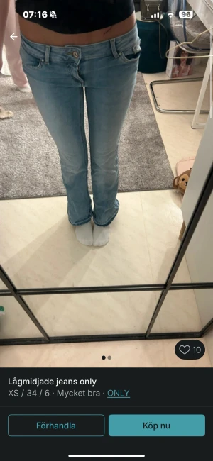 low waist jeans - low waist jeans från only sprättade där nere vid fötterna så de blir lite längre i storlek xs