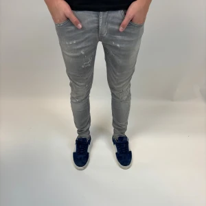 Dondup Jeans!  - Dondup Jeans! Trendigaste jeansen på marknaden.  Skick= 9,5/10 Ny pris= 4000 kr Säljs för= 1099 kr  storlek 30/32 (Modellen har original slitningar från fabrik vilket är väldigt eftertraktat och populärt) 
