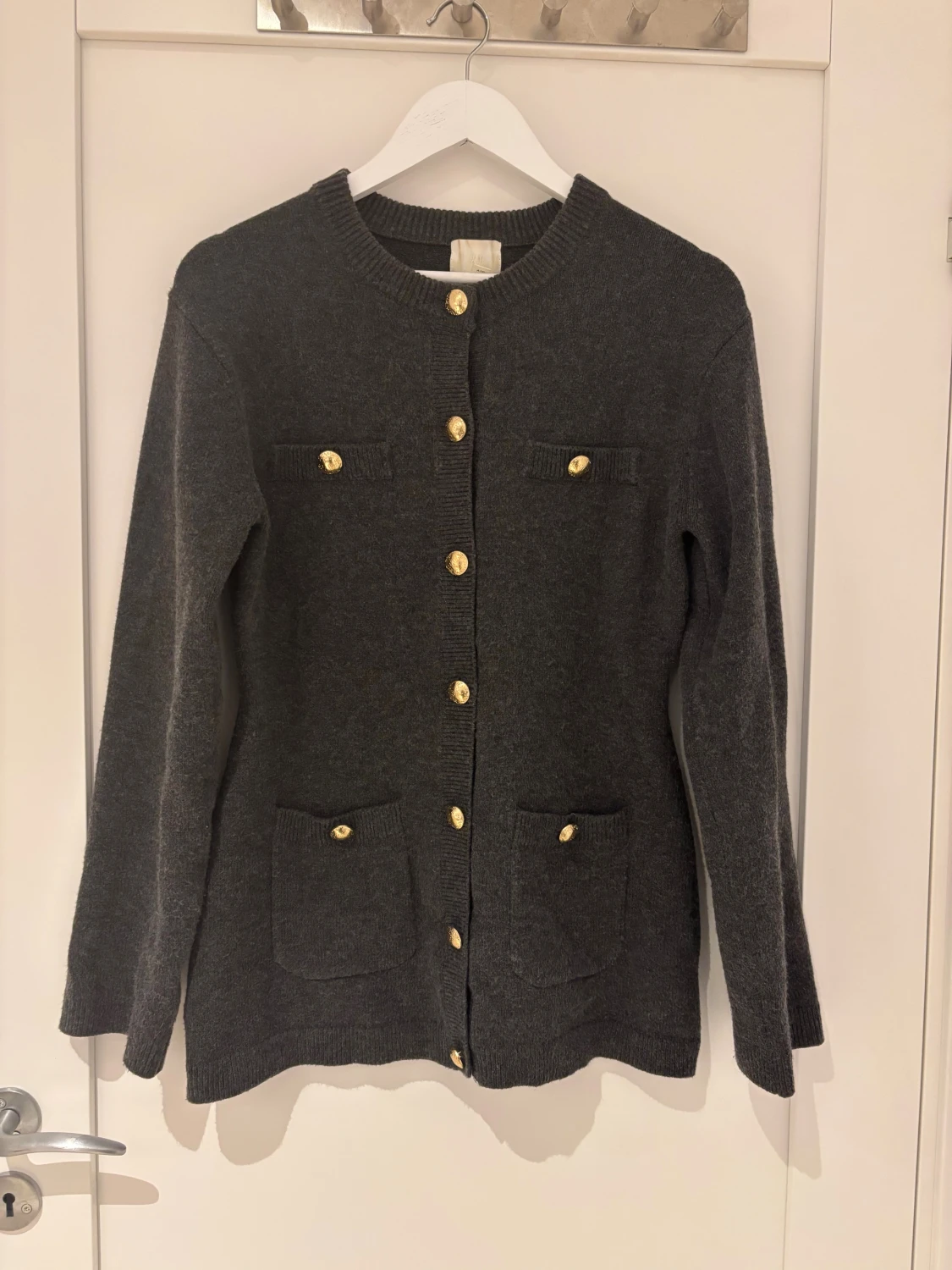 Mörkgrå kofta med guldknappar H&M