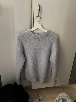 Ljusblå stickad tröja från Zara - Säljer denna stickade tröja från Zara💕