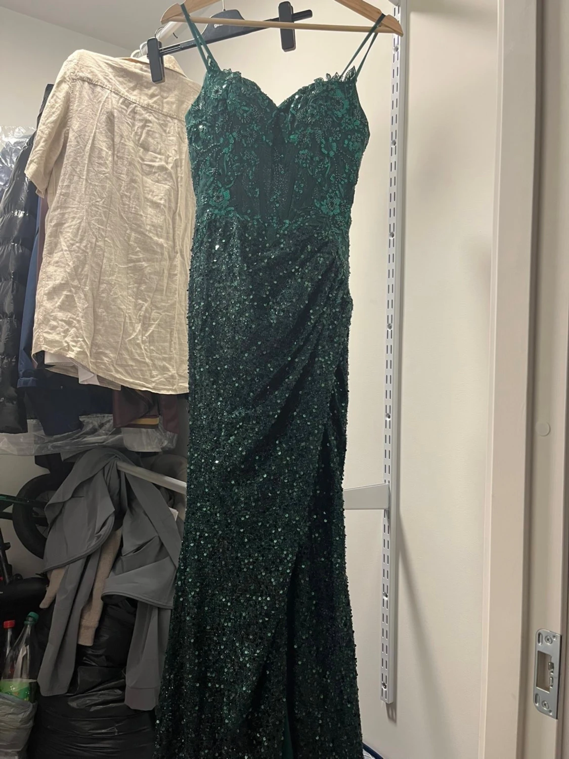 Glittrig grön långklänning med slits - 1