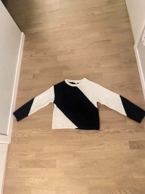 Oanvänd stickad tröja från Gina tricot - Helt ny oanvänd Gina tricot stickad tröja! Storlek 146-152! Inga nopprar, inga defekter helt ny! Perfekt stickad tröja för hösten/vintern!💗💗