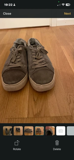 Grå mockasneakers med snörning - Snygga grå sneakers i mocka med platt vit sula och rund tå. Skorna har klassisk snörning och en stilren, enkel design som passar till jeans eller shorts. Perfekt för dig som gillar en clean och avslappnad look. Paul 2.0 från Vagabond. Fråga om o vill diskutera pris. Några hål i bakdelen av skor