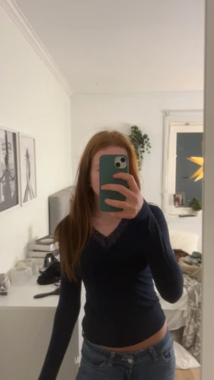 Mörkblå långärmad topp med spets - Mörkblå långärmad topp med v-ringning och fina spetsdetaljer vid halsen från Gina Young storlek 158/164. Sitter tight och har en enkel, stilren look💗 den är knappt använd, säljer då den blivit för liten! 