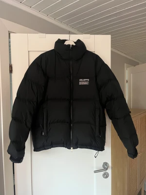 Svart pufferjacka Axel Arigato - Säljer en svart pufferjacka från Axel Arigato. Perfekt för kalla dagar och har en stilren look.