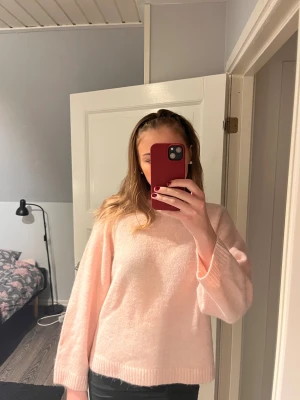 Ljusrosa stickad tröja Gina Tricot - Supermysig ljusrosa stickad tröja från Gina Tricot i ullblandning. Tröjan har en loose passform, rund hals och långa ärmar med ribbade muddar. Perfekt för att hålla sig varm och ändå se söt ut under kyliga dagar. ORGINAL PRIS 399!!!!