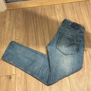 Dondup Red Selvedge Limited Edition - Säljer ett par dondup Red Selvedge Limited Edition! jeans | i ljusblå tvätt! | Klassisk femficksmodell | med snygga detaljer på bakfickorna | och exklusiv selvedge-kant |Jeansen är i bomull och har en straight passform som funkar till allt | Ny pris 3400:- | Mitt pris 500 | Tveka inte att skriva vid intresse! |