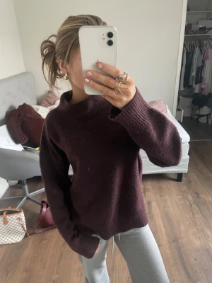 Stickad tröja  - Jätte fin vinröd stickad från Kappahl💕