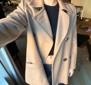 Beige kappa - Säljer en beige kappa från Filippa K. Nån knapp som sitter lite löst men i övrigt väldigt bra skick!💗Köpt för ca 4500