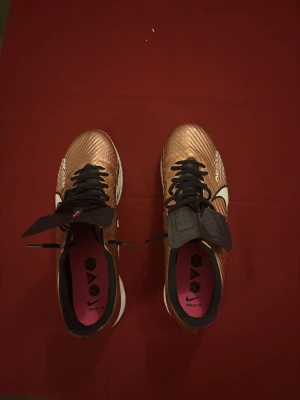 Futsal skor - Nike futsal skor, ej använda pga köpte för liten storlek, storlek 43 men funkar även för 42