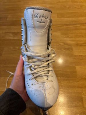 Jackson Debut konståkningsskridsko 6,5 W stl 37 - Jackson Debut ej knäck. Snöret bör bytas se bild.