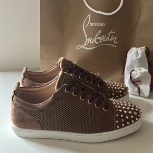Bruna Louboutin Skor - Exklusiva bruna Louboutin med spikdetaljer framtill. Riktigt bra skick och kommer med allt du behöver. Tillbehör: Extra nitar, dust bags och extra skosnören Skick: 9,5/10! Hör av dig vid eventuella funderingar! 