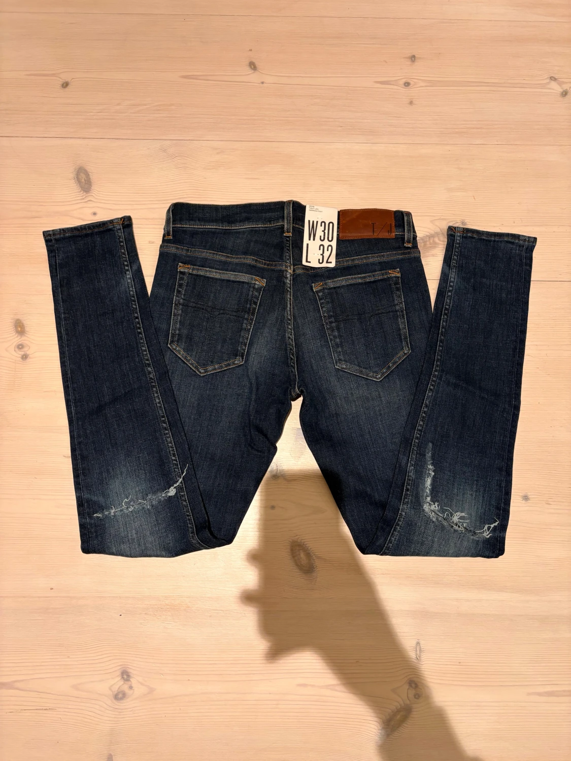 Tiger of sweden mörkblå jeans med slitningar