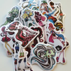 26st monster High klistermärken/stickers - Klistermärken/stickers Motiv: monster high  Antal: 26st Skick: ny/oanvänd  Kul att använda till pyssel, scrapbooking och annat. Kan tex användas till att dekorera din bärbara dator, anteckningsbok, resväska, etc.