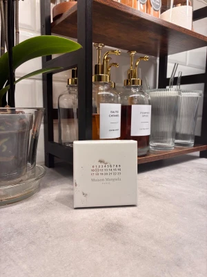 Maison Margiela armband - Maison Margiela Paris armband i originalförpackning, med ett snyggt metallarmband som har märkets ikoniska siffror ingraverade. Perfekt för dig som gillar unika accessoarer och vill sticka ut med stil.