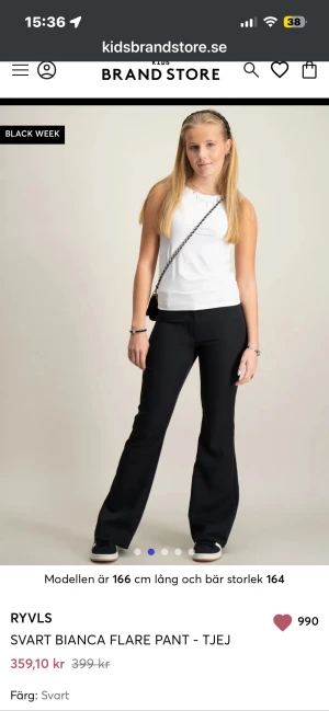 Svarta Bianca flare-byxor från RYVLS - Svarta flare-byxor från RYVLS med snyggt utsvängda ben och midwaist-passform. Byxorna har diskreta bakfickor och en stilren look som passar till sneakers. Materialet är mjukt och följsamt, perfekt för dig som gillar trendiga och bekväma byxor. Byxorna är nästintill oanvända och säljer då dom e lite för tighta för mig vid låren, längden är perfekt för mig som är 164 cm. Pris kan alltid diskuteras.