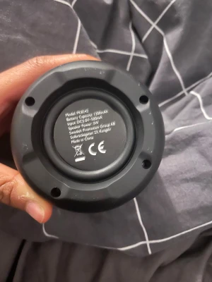 PK8242 Bluetooth-högtalare - Kompakt Bluetooth-högtalare med 1200mAh batteri och 3W uteffekt. Modell PK8242, laddas via DC5.0V, 500mA. Svart färg, lätt att ta , i gott skick och fungerar utmärkt för musik och podcasts. Du kan köpa billigare på min vinted