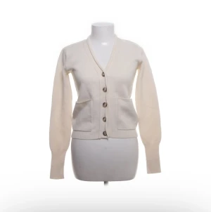 Beige cardigan från COS  - Jätte snygg beige cardigan från COS. 100% ull. Perfekt ny till vintern. 