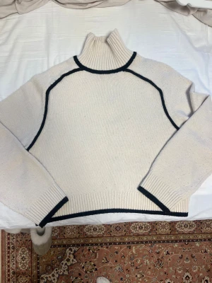 H&M stickad polotröja  - Jätte mysig och snygg! Perfekt till vintern. Som ny