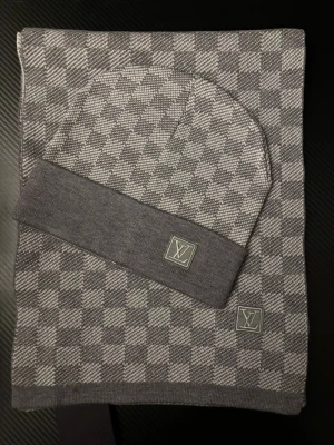 L V mössa med halsduk  - Helt ny med halsduk och kommer med tagen 