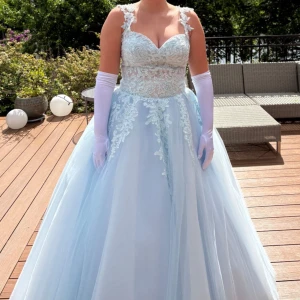 Bal klänning  - Säljer nu min fina blå balklänning från Linköpings bal 2025. 🩵  Den är från LQ Designs och inköpt ny för 8600 ink underkjol. Och säljer nu för 5000kr. Ej kemtvätt då den är i väldigt fint skick. Ingår underkjol och handskar, även övriga accessoarer och klackar om man vill det!   Inköpt i storlek 38/12. Och jag är 168cm lång. Snörning i ryggen så storlek kan regleras.    Klänning finns att prova i Åtvidaberg! Hör gärna av dig vid frågor och funderingar🥰