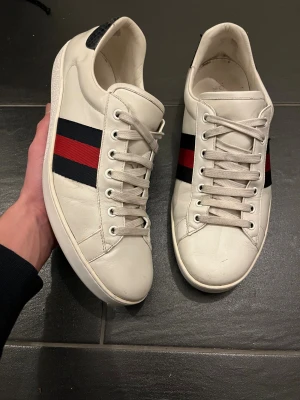 Gucci Ace skor  - Vita Gucci ace skor i super bra skick, riktigt fräscha. Storlek 43 och självklart äkta. Skriv vid funderingar 