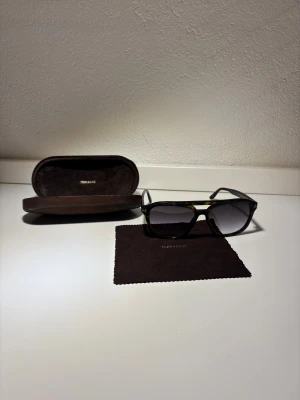 TOM FORD GERRARD - Tom Ford Gerrard TF776 52B, dåligt skick på lådan annat i bra skick. Köpt nya på mister spex. 