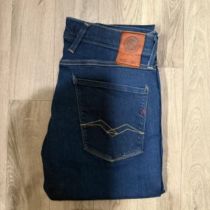 Replay Anbass Hyperflex Jeans Blå W32 L32 - Sjukt snygga råblåa Replay Anbass Hyperflex jeans i mycket fint skick (knappt använda) i storlek W32/L32. Mått - Midja: 40,5cm, Benlängd: 104,5cm. Modellen är 184cm & 63kg. Hör av dig vid funderingar!🤩