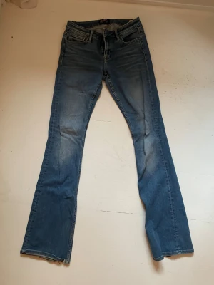 Bootcut jeans Crocker - Snygga blå jeans från Crocker i strl 28/35 🩵 De är bootcut och skulle säga att de är mid waist. Jag är ca 160 cm lång och de var tyvärr lite för långa på mig därav slitningar!