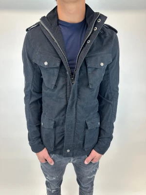 Woolrich Jacka  - Hej! Säljer nu denna väldigt snygga och eftertraktade Woolrich Fieldjacka! Jackan är slutsåld överallt och går inte att få tag på… jackan är perfekt nu till vintern  Storlek S Ny pris: 6000 kr Säljs för: 1199 kr