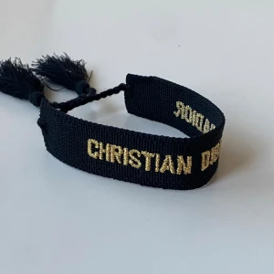 Christian dior armband - Helt ny dior armband. Fraktar inom 24 timmar. Möts upp i stochkolm