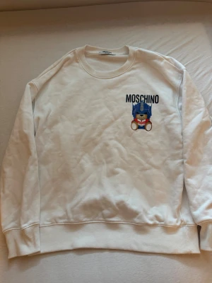 Moschino tröja - Moschino tröja vit inga skador storlek M passar mycke mindre 