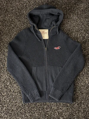 🔥 Hollister Cardigan – Sjukt Eftertraktad! - 🔥 Extremt eftertraktad Hollister-hoodie – stl M, skick 8/10 🔥 Black Week-REA! Passa på medan priset är sänkt – det här är en av Hollisters mest populära modeller och den dyker nästan aldrig upp. Sitter perfekt, sjukt snygg och funkar till ALLT.  Den här kommer försvinna direkt – folk brukar köpa såna här på sekunder. Först till kvarn. Köp nu innan någon annan hinner före!