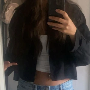 Svart croppad trenchcoat Gina Tricot - Supersnygg svart trenchcoat! 