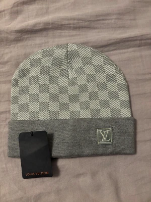 Grå rutig mössa - Jag säljer en grå rutig mössa perfekt för vintern. Man får lov att höra av sig vid intresse.