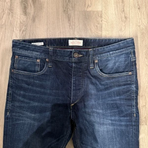 Jack & Jones Jeans Regular Fit Blå W32 L32 - Sjukt snygga marinblåa Jack & Jones Regular fit jeans i storlek W32/L32 i fint skick. Mått - Midja: 43cm, Benlängd: 104,5cm. Modellen är 184cm & 63kg. Hör av dig vid funderingar!🤩