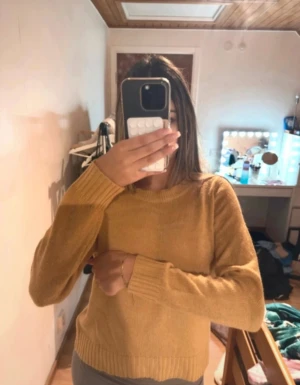 Gul stickad tröja  - Säljer en snygg stickad tröja i en varm mustardgul färg. Super bra skick, som ny!