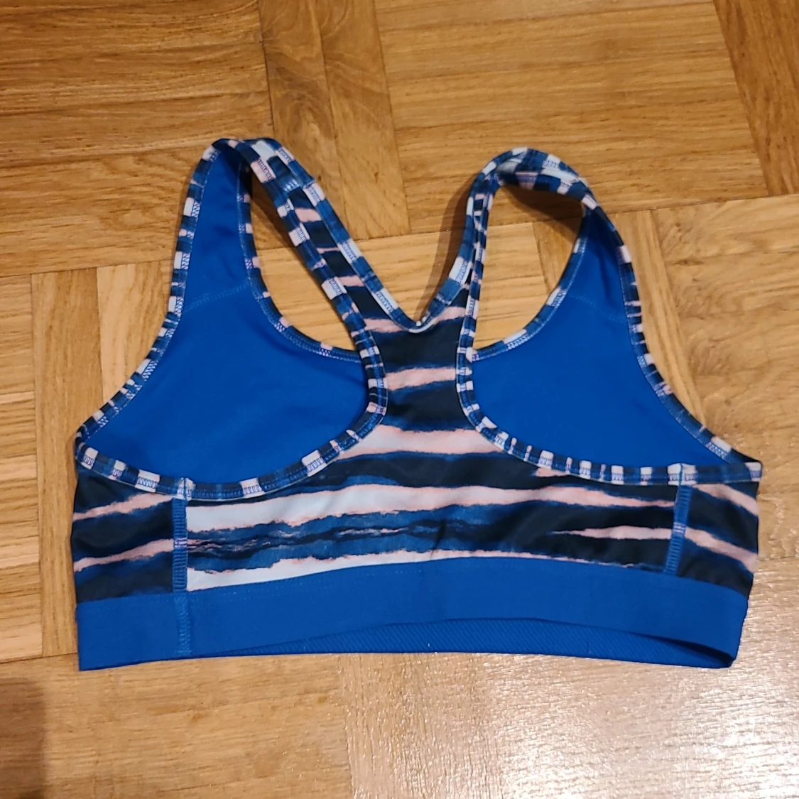 Blå sporttopp från Nike med mönster - 1