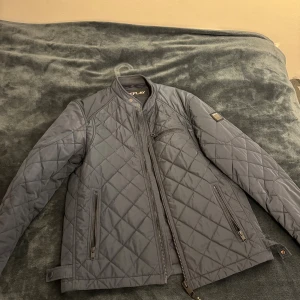 Replay - Tja! Säljer min replay jacka då den inte kommer till någon användning längre. Jackan är i ett mycket gott skick och har knappt några tecken på användning. Jag har använt jackan ca 2-3 gånger. Jackan är i storlek L och skick är 9.5/10. Fråga gärna! 