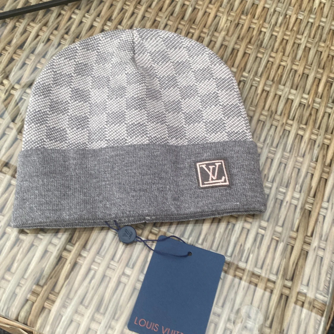 Grå stickad mössa med logo