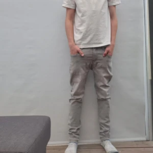 Ljusgrå slim jeans  - Ljusgrå jeans slim model storlek 164 men passar dig som har 27/30 där nån stans 