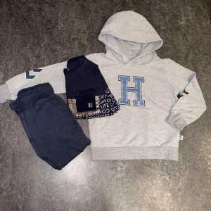 Litet klädpaket till pojke - Kläderna är i 98-104 finns små defekter men överlag är plaggen i mycke bra skick. Inga hål eller fläckar. Plaggen är från olika märken.