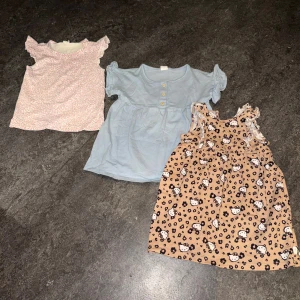 Toppar o klänning - Supersöta toppar och en klänning alla 3 från HM i storek 86. Superfina utan hål och fläckar! 