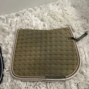 Schabrak  - Grönt/khaki schabrak, aldrig använt den har bara legat och tagit upp plats. Billigare vid snabb affär